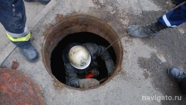 Из камеры теплотрассы спасли человека