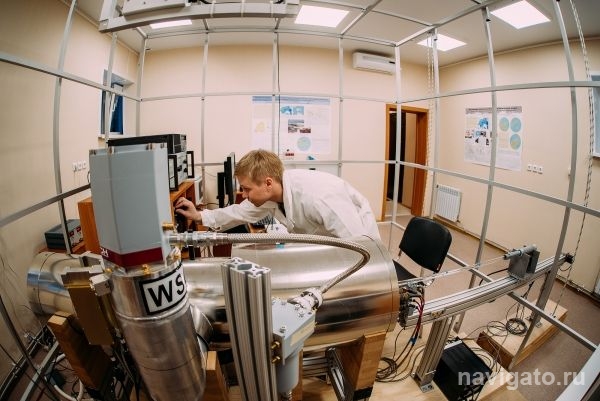 Геологи НГУ работают в «клетке» с магнитным вакуумом