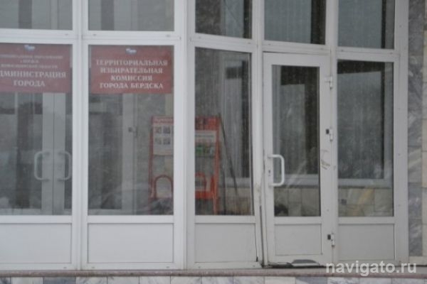 «Мерседес» ночью разнес дверь мэрии Бердска