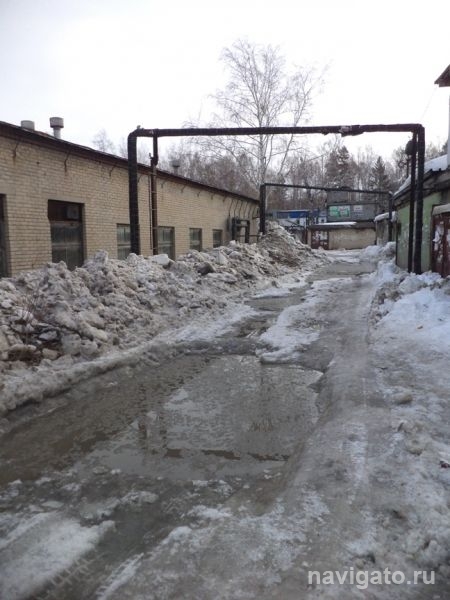 Администрация района разбирается с лужей в гаражном кооперативе