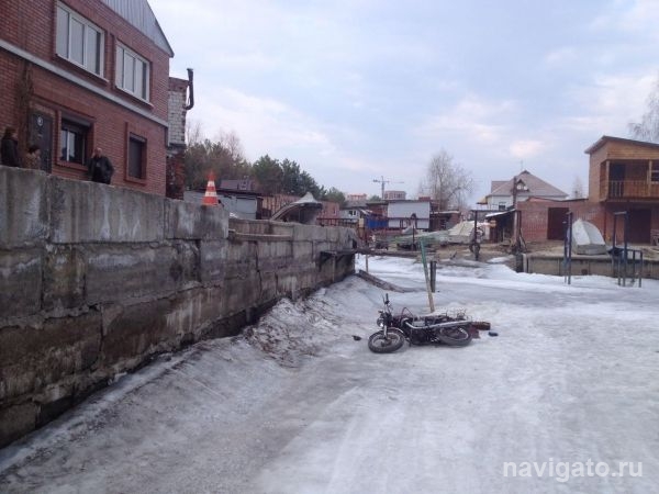 Мотоцикл сорвался с парапета