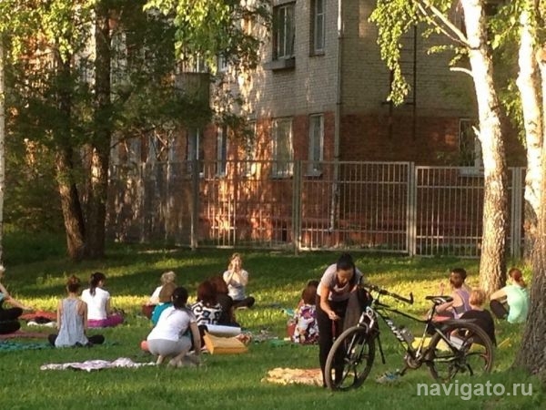 Йогой с депутатом занялись 25 человек