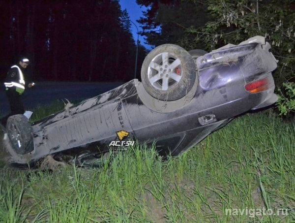 Автомобиль перевернулся на крышу в Нижней Ельцовке (фото)