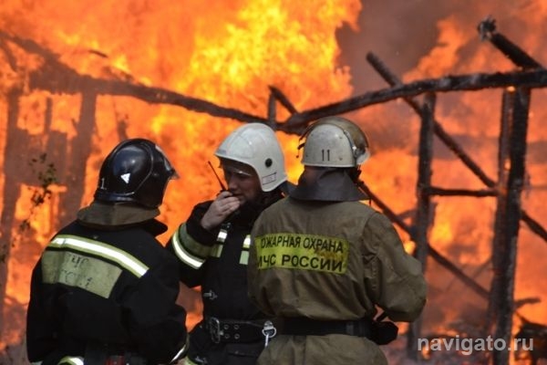 Десяток сараев и гараж сгорели в центре Бердска