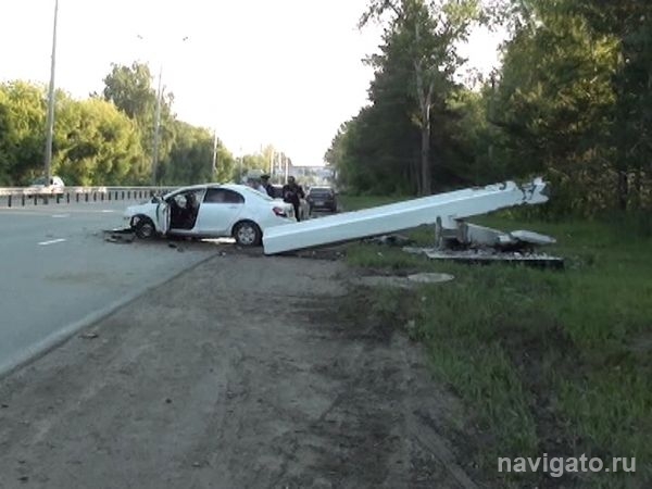 Водитель Geely Emgrand врезался в стелу «Первомайский район» и погиб