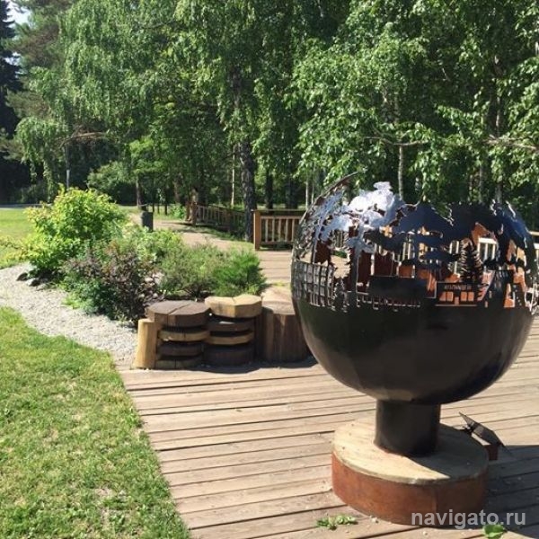 Неизвестные перекрасили земной шар возле пруда