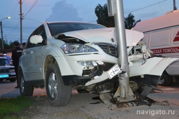Ssangyong Kyron врезался в столб, сбив пешеходов в Бердске
