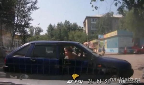 Автомобиль с оставленным в салоне ребенком перегородил Софийскую