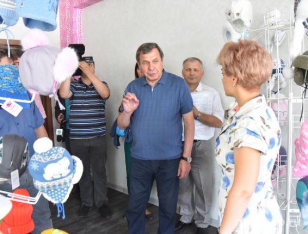 Губернатор проконтролировал, как в Бердске шьют варежки