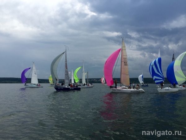Участники гонок на яхтах по Обскому морю попали в шторм