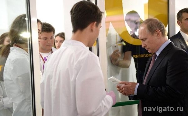 Владимир Путин познакомился с работой учёных НГУ