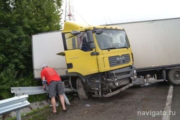 В Речкуновке фура врезалась в отбойник