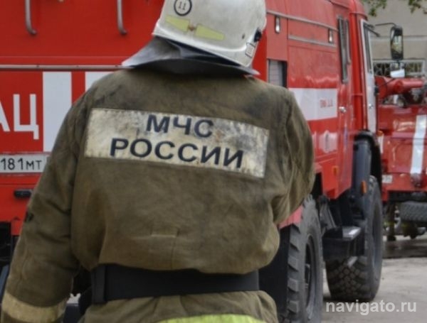 Бомжей эвакуировали из горящего заброшенного здания в Бердске