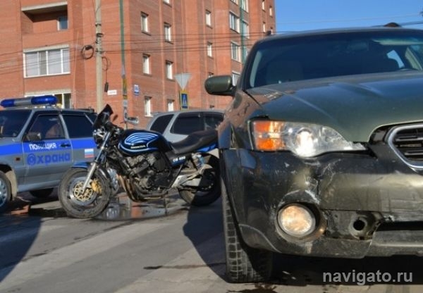 Автоледи на «Субару» сломала ногу мотоциклисту в Бердске