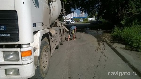 Житель ОбьГЭС принялся самостоятельно бетонировать разбитую дорогу