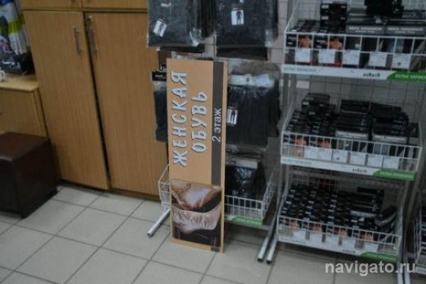 Вывеска рухнула на голову посетительницы в обувном магазине в Бердске