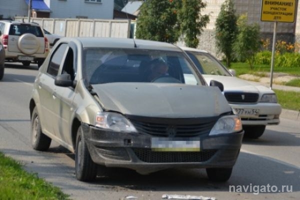 Такси влетело в Тойоту с ребенком на светофоре в Бердске