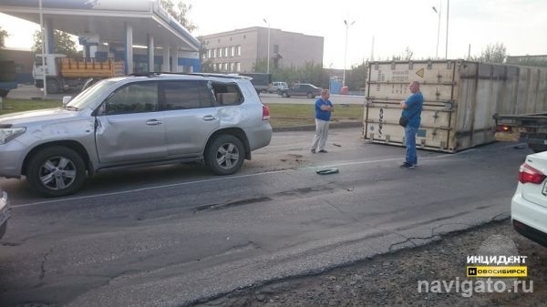 Упавшим с фуры контейнером едва не раздавило авто в Бердске