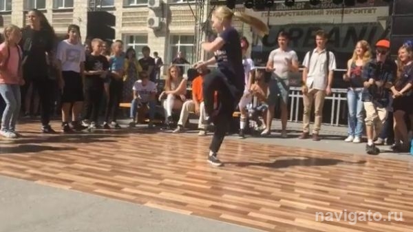 Представители урбан-культуры устроили зажигательные танцы перед НГУ