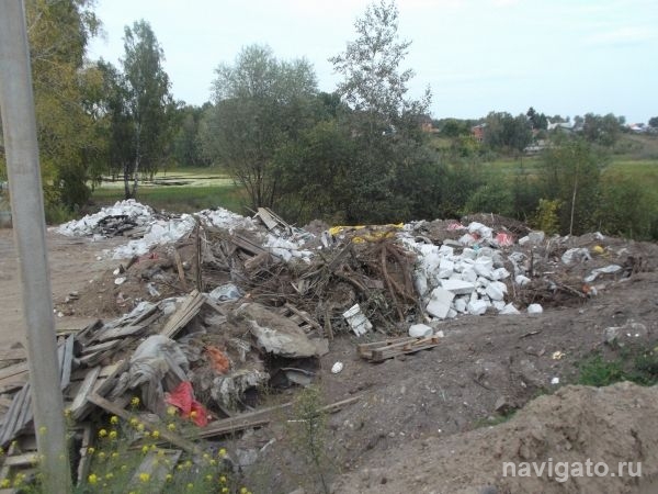 Берег экспериментального пруда СО РАН завалили мусором