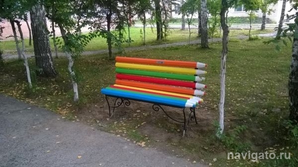 На ОбьГЭС появилась лавочка из гигантских карандашей