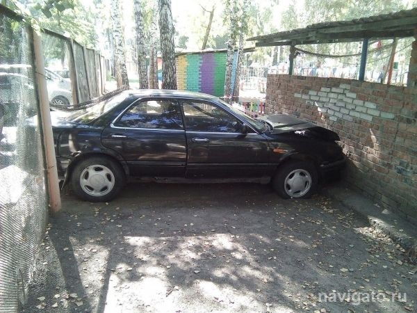 Пьяный водитель проломил забор и влетел в детский сад на ОбьГЭС