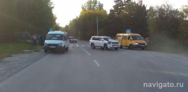 «Ленд Крузер» врезался в маршрутку с пассажирами на остановке