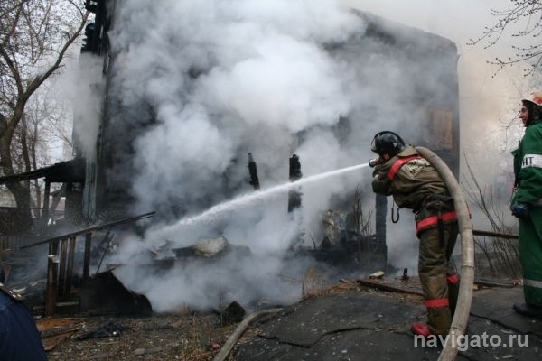 Пожар в неэксплуатируемом здании на Шлюзе