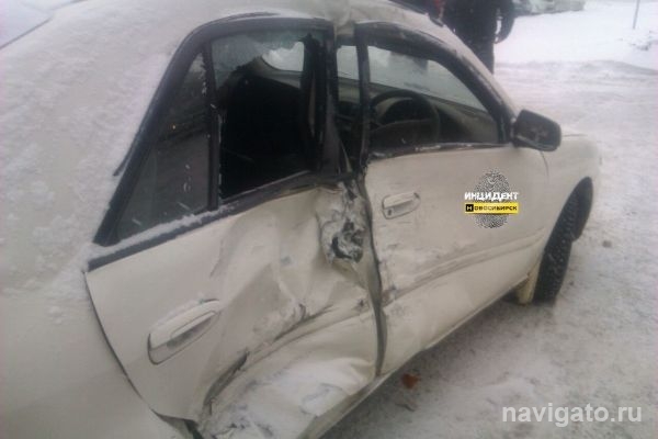 Сотрудники МЧС достали водителя из машины после аварии на Кутателадзе
