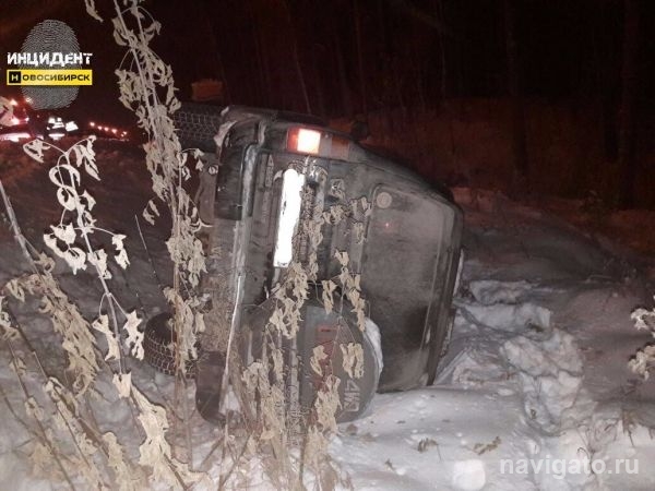 Ленд крузер лег на бок на Бердском шоссе