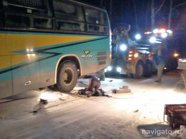 Автобус насмерть задавил водителя в Новом поселке