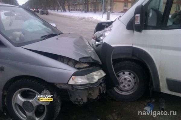 Хонда и маршрутка столкнулись лоб в лоб в Академгородке