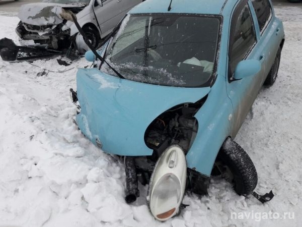 На дамбе ГЭС иномарку после лобового удара отбросило в сугроб
