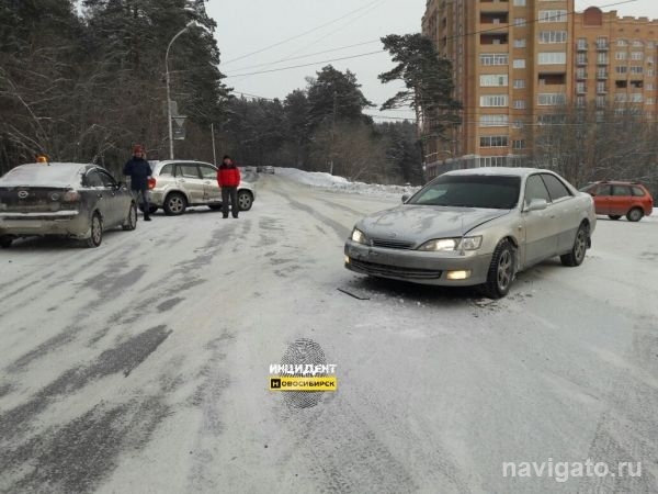Две Тойоты не поделили перекресток в Нижней Ельцовке