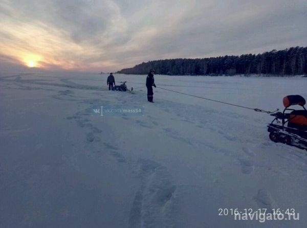 Снегоход провалился в воду близ пляжа «Бумеранг»