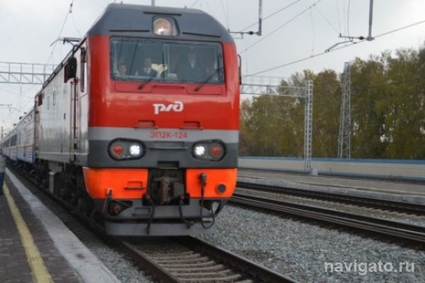 Дебошир разбил окно в электричке в Бердске