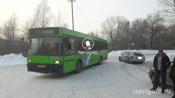 Ниссан отбросило в сугроб после удара автобуса на Экваторной