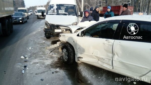 Тойоту отбросило в столб после столкновения с Газелью на Бердском шоссе