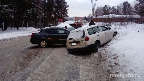 Редкую иномарку выбросило из двойной колеи в Советском районе
