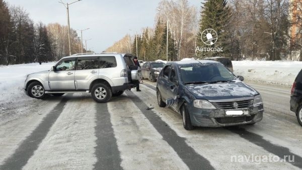 Логан оторвал кусок бампера у Паджеро на Лаврентьева