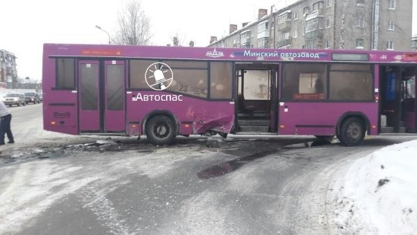 Тойота врезалась в автобус на ОбьГЭС