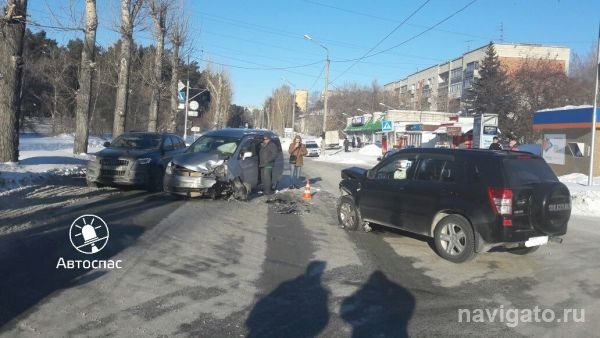 Микроавтобус сбил пешехода и после лоб в лоб столкнулся с Сузуки в Академгородке