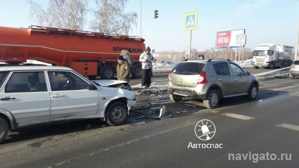 ВАЗ врезался в Рено на светофоре