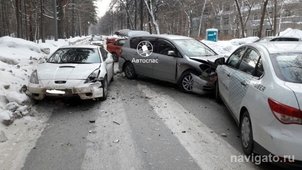 Три машины столкнулись напротив ЦКБ СО РАН в Академгородке