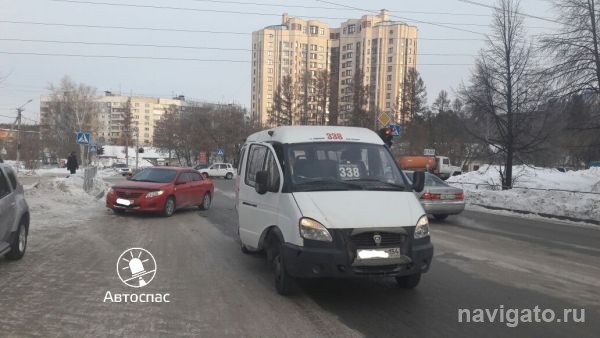Тойота врезалась в маршрутку на Российской