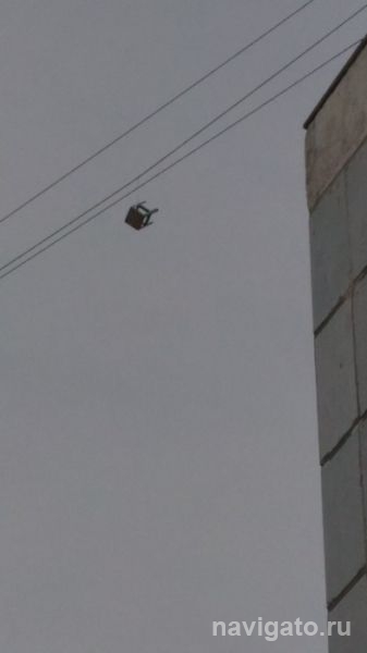 Жителей ОбьГЭС встревожила висящая в воздухе табуретка