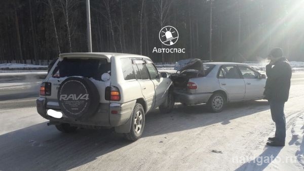 Две Тойоты столкнулись на выезде с парковки 