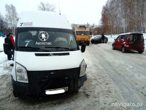 Камри зацепила маршрутку на встречке в Академгородке