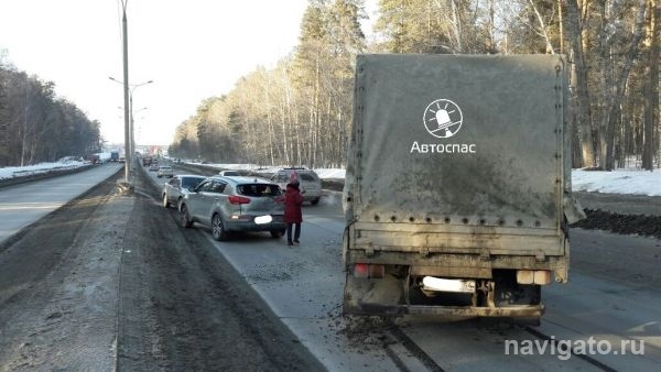 Грузовичок догнал Киа и зацепил Тойоту на Бердском шоссе