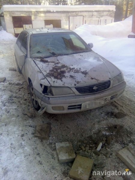 Облицовка поликлиники обвалилась на автомобиль